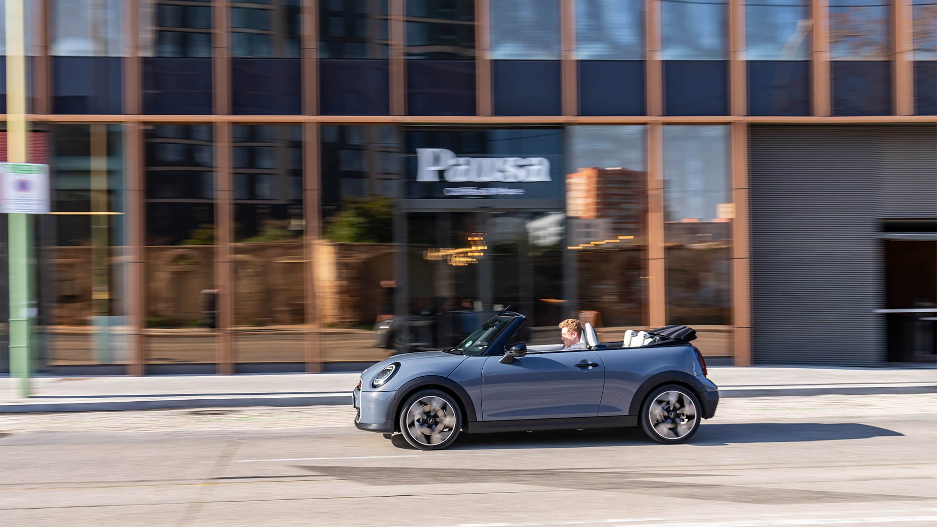 Güneş Açtı, Tavan Açıldı: Yeni MINI Cooper Cabrio Ailesi Şimdi Yollarda. Güneş Açtı, Tavan Açıldı: Yeni MINI Cooper Cabrio Ailesi Şimdi Yollarda.
